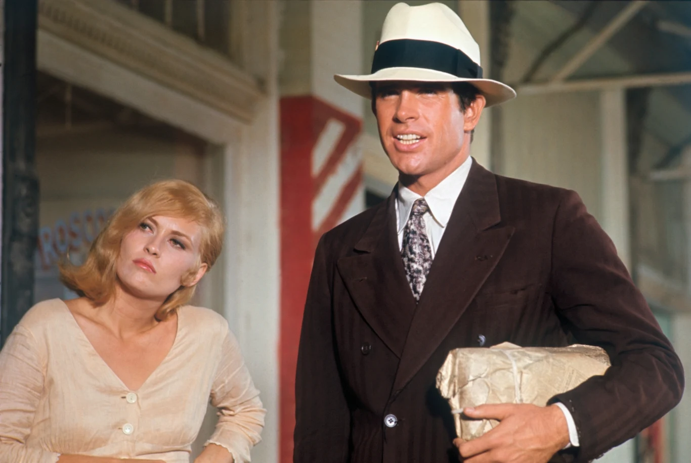 Warren Beatty i Faye Dunaway w filmie "Bonnie i Clayde"