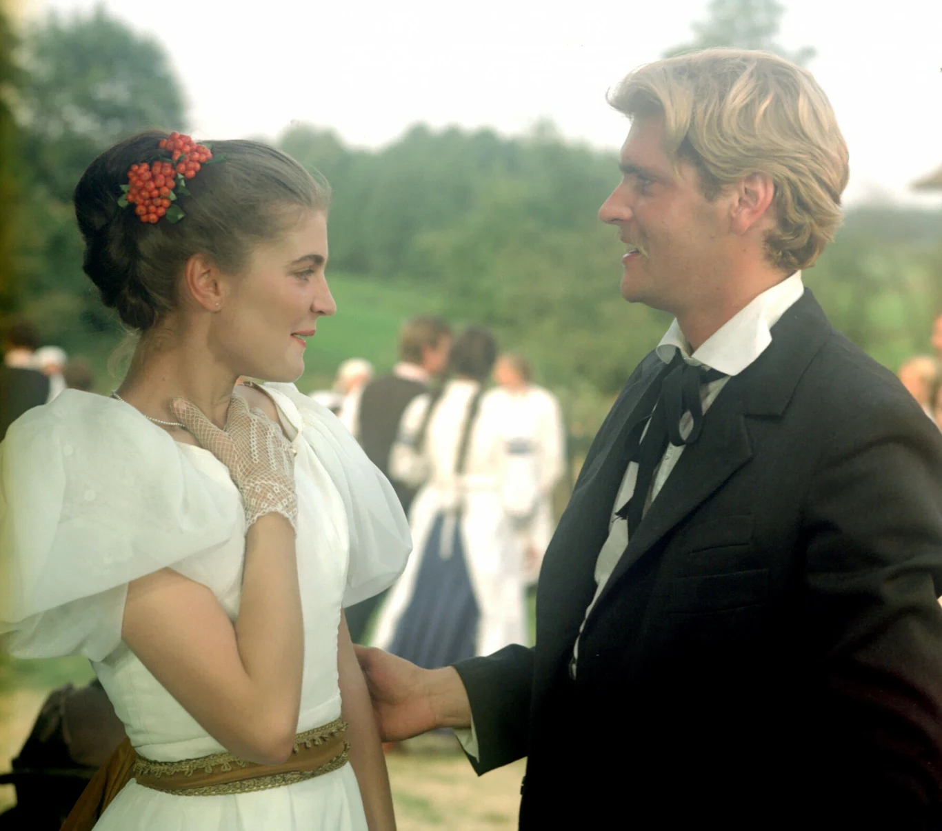 Iwona Katarzyna Pawlak i Adam Marjański w filmie "Nad Niemnem" Iwona Katarzyna Pawlak i Adam Marjański w filmie "Nad Niemnem"