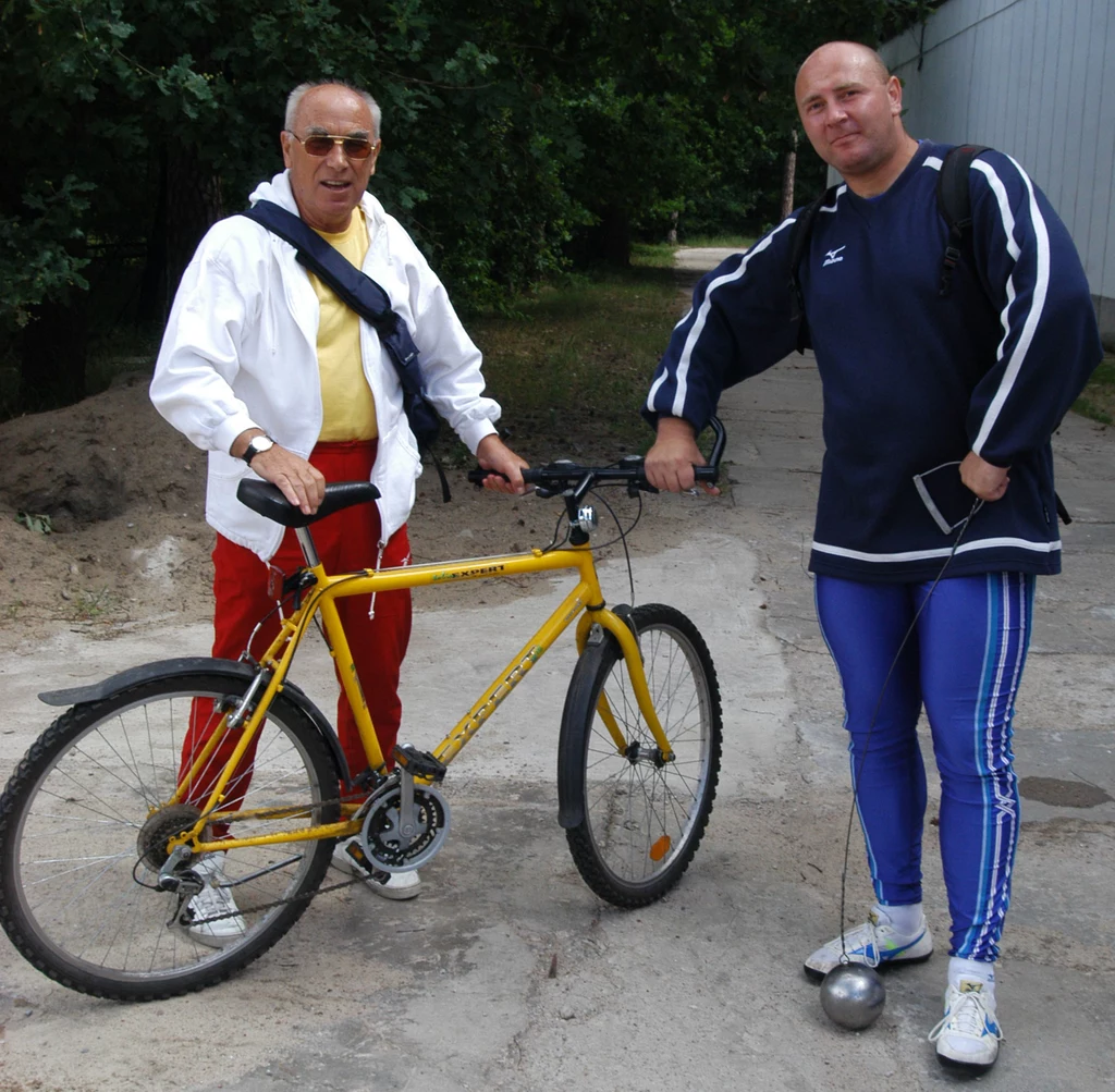 Trener Czesław Cybulski oraz Szymon Ziółkowski podczas zgrupowania w Spale w 2003 roku Trener Czesław Cybulski oraz Szymon Ziółkowski podczas zgrupowania w Spale w 2003 roku