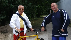 Trener Czesław Cybulski oraz Szymon Ziółkowski podczas zgrupowania w Spale w 2003 roku