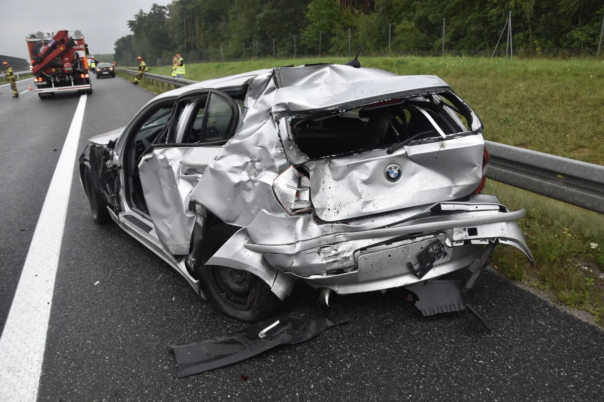 BMW było zaparkowane na pasie awaryjnym