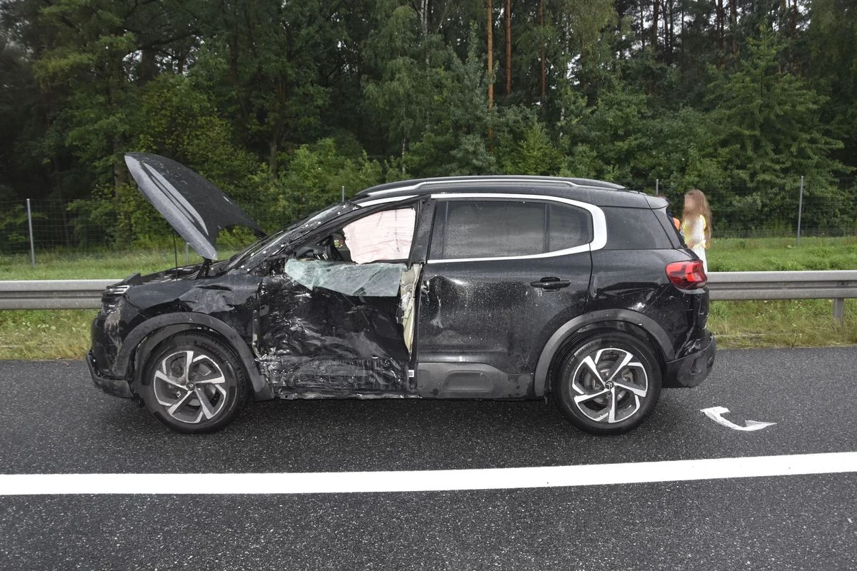 Kierowca Citroena stracił panowanie na mokrej nawierzchni i wjechał w stojące BMW