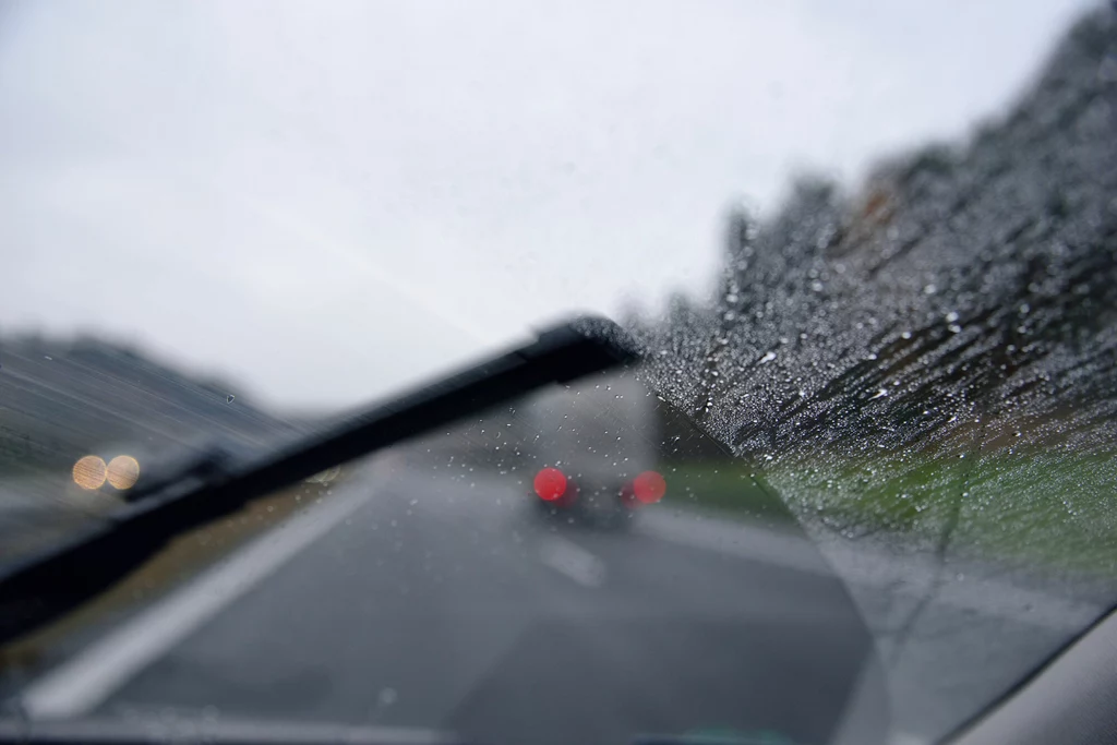 Jeśli na autostradzie złapie nas ulewa, należy zwolnić, ale nie wolno się zatrzymywać