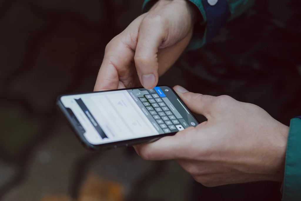 Mężczyzna zarobił miliony na odblokowywaniu telefonów