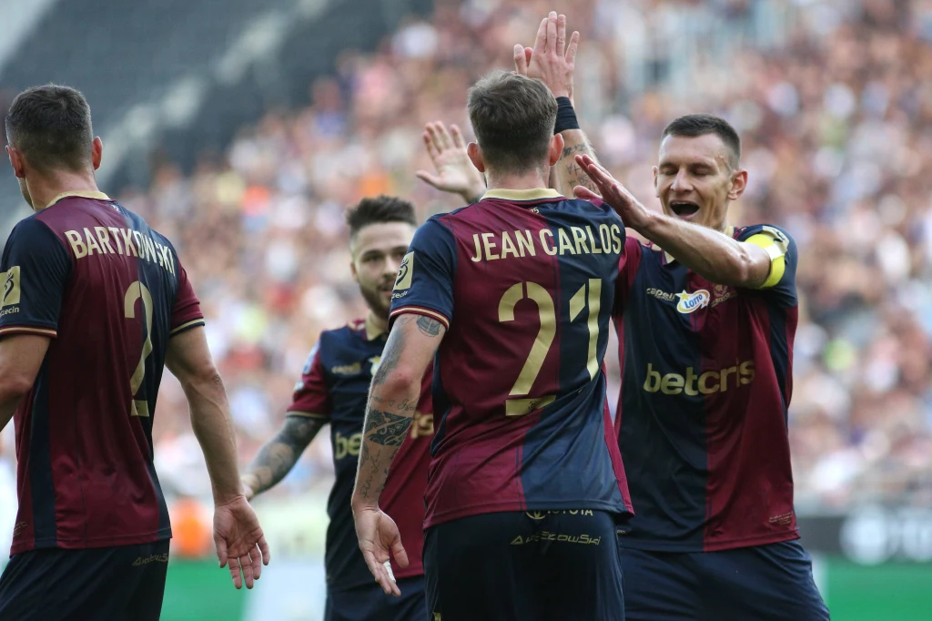 PKO Ekstraklasa: Warta Poznań - Pogoń Szczecin. O której godzinie początek meczu? Gdzie transmisja tv i online live stream? Na zdjęciu piłkarze Pogoni PKO Ekstraklasa: Warta Poznań - Pogoń Szczecin. O której godzinie początek meczu? Gdzie transmisja tv i online live stream? Na zdjęciu piłkarze Pogoni