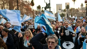 Przeciwnicy rządu prezydenta Argentyny Alberto Fernandeza protestują przed pałacem prezydenckim Casa Rosada w Buenos Aires, 9 lipca 2022 r. 