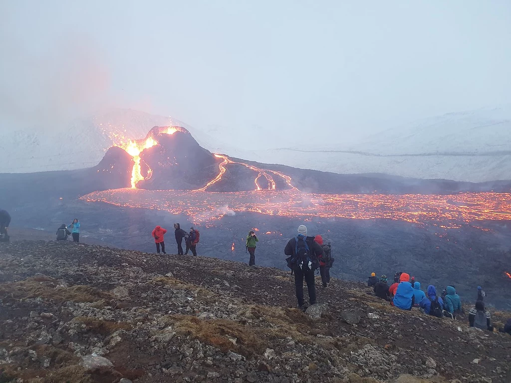 Turyści podziwiający erupcję w 2021 r.