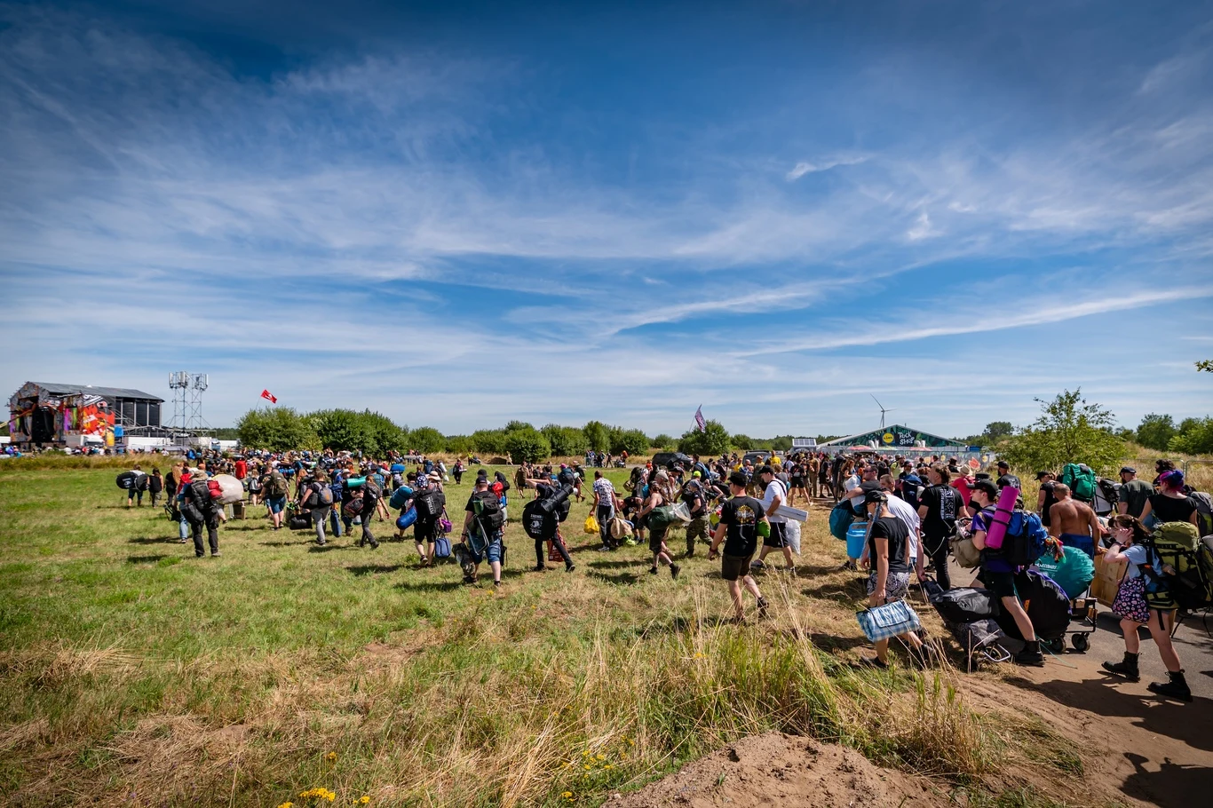 Na festiwalowym polu Pol'and'Rock 2022 pojawia się coraz więcej fanów!