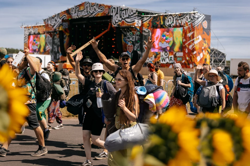 Festiwalowicze przed Dużą Sceną Pol'and'Rock Festival 2022 w Czaplinku