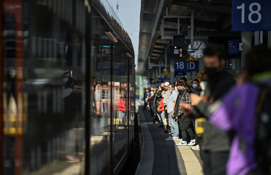 "Bilet 9 euro" to miesięczny abonament ryczałtowy, który umożliwia osobom dojeżdżającym do pracy korzystanie z pociągów regionalnych i publicznych na terenie całych Niemiec