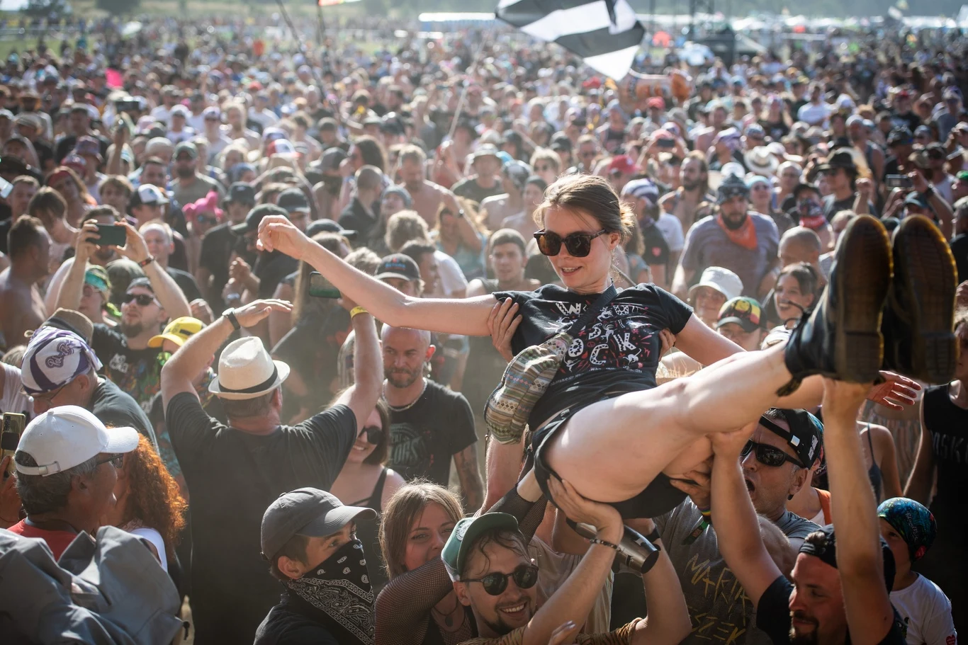 Zobacz zdjęcia z koncertu grupy Sztynwy Pal Azji na Dużej Scenie Pol'and'Rock Festival 2022 na lotnisku Czaplinek-Borczyno