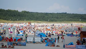 Wczasowicze na plaży w Świnoujściu 