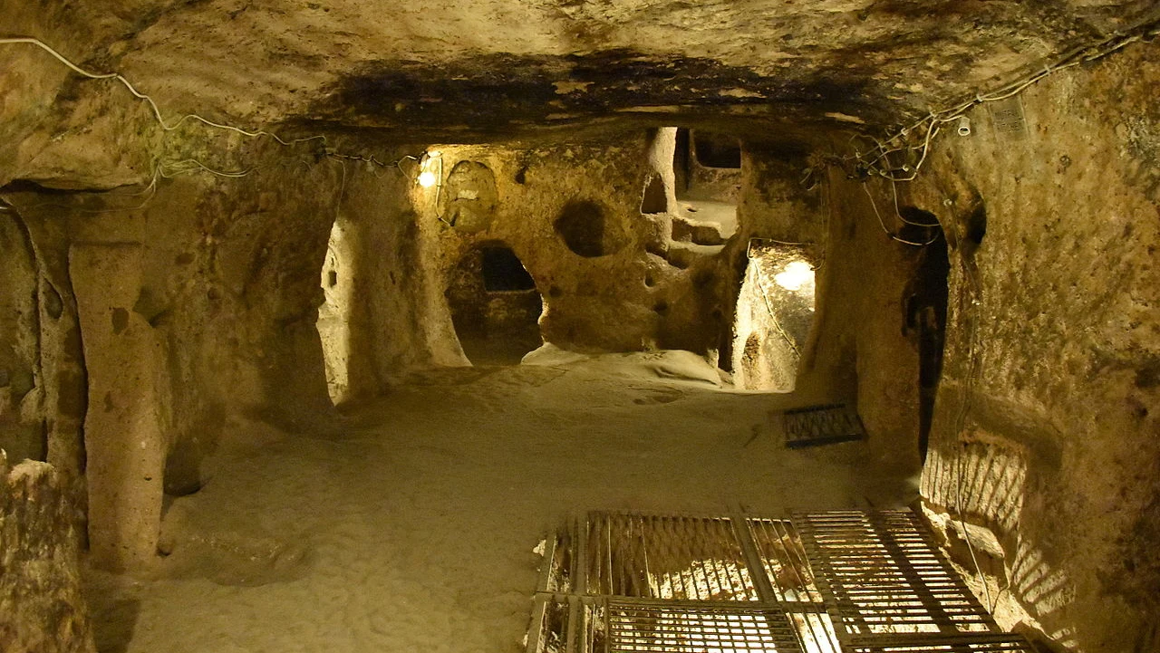 Niezwykłe podziemne zabudowania Niezwykłe podziemne zabudowania