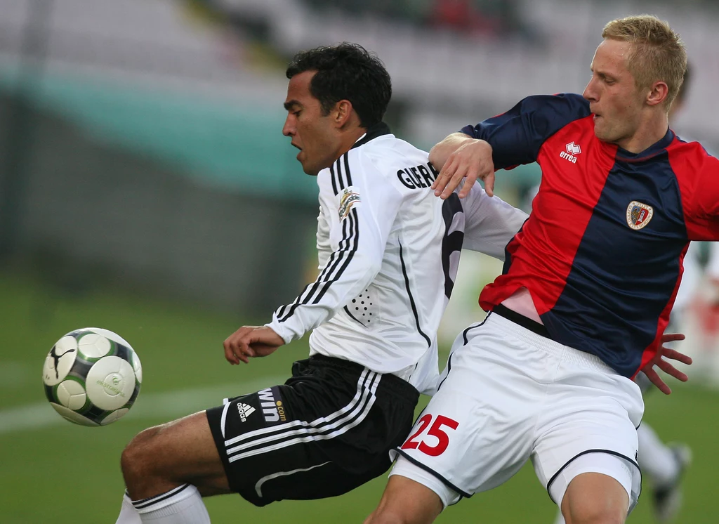 Kamil Glik walczy o piłkę z Rogerem Guerreiro w pierwszym w historii ligowym meczu Legia - Piast w 2008 r. Kamil Glik walczy o piłkę z Rogerem Guerreiro w pierwszym w historii ligowym meczu Legia - Piast w 2008 r.