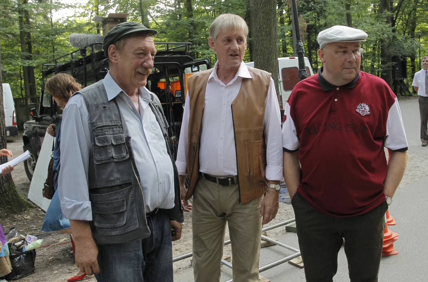 Sylwester Maciejewski, Grzegorz Wons i Bogdan Kalus na planie serialu "Ranczo" Sylwester Maciejewski, Grzegorz Wons i Bogdan Kalus na planie serialu "Ranczo"