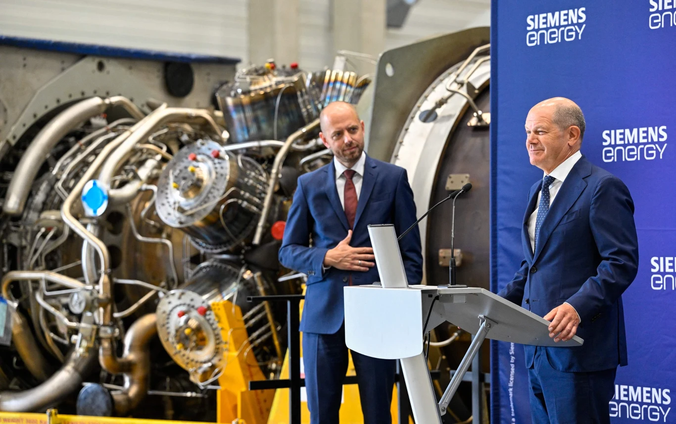 Kanclerz Niemiec Olaf Scholz (P) i Christian Bruch, prezes i dyrektor generalny Siemens Energy (L) Kanclerz Niemiec Olaf Scholz (P) i Christian Bruch, prezes i dyrektor generalny Siemens Energy (L)