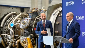 Kanclerz Niemiec Olaf Scholz (P) i Christian Bruch, prezes i dyrektor generalny Siemens Energy (L)