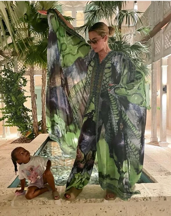 Khloe Kardashian również nosi klapki projektu ex męża swojej siostry Khloe Kardashian również nosi klapki projektu ex męża swojej siostry