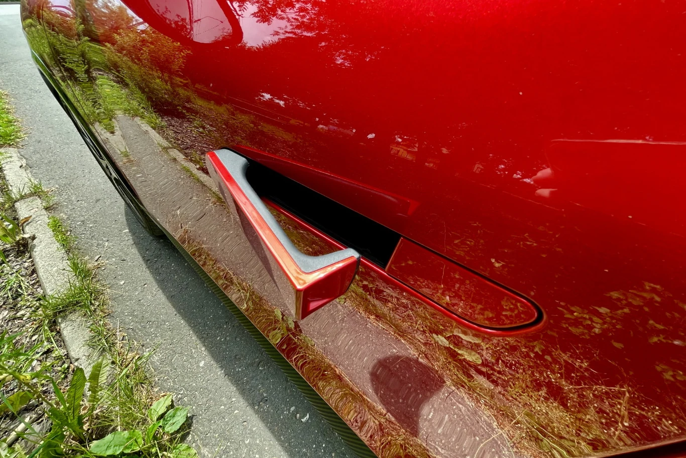 Niezwykłe, wysuwane z nadwozia klamki Renault Megane E-tech 