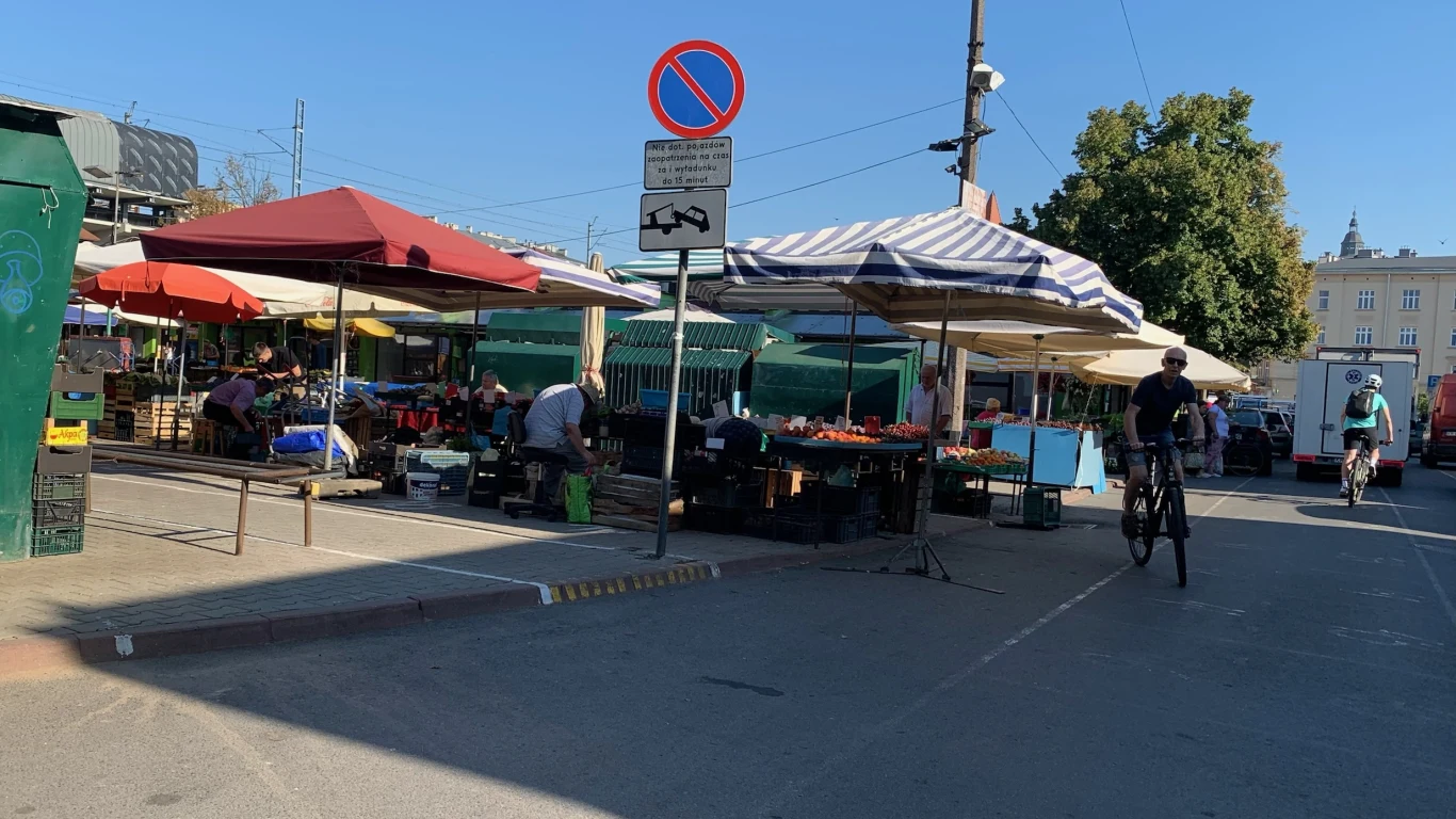 Plac targowy koło Hali Targowej kilka minut po ósmej rano