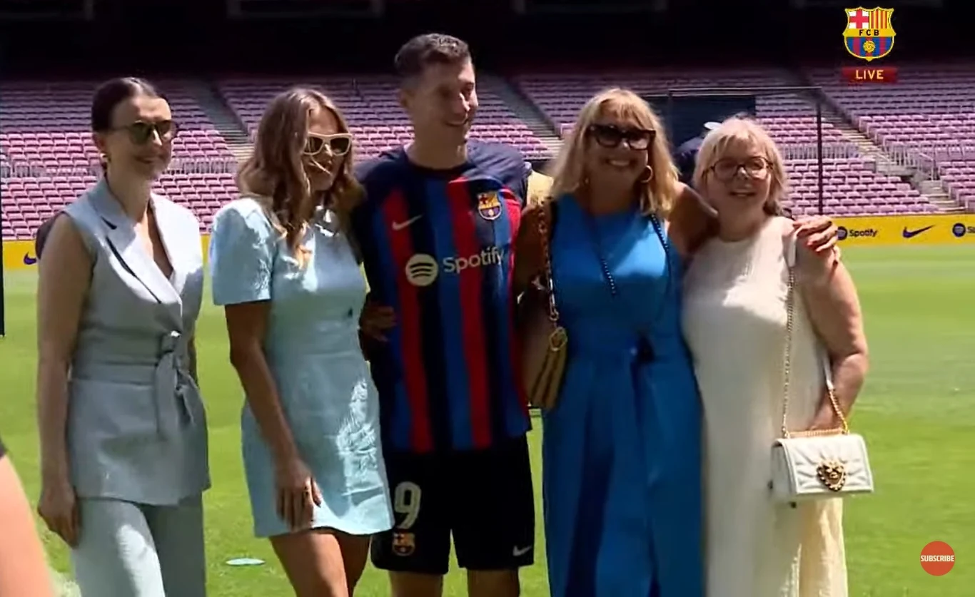 Lewandowscy z rodziną. Od lewej: siostra Roberta, Anna, Robert, mama Roberta i mama Anny Lewandowscy z rodziną. Od lewej: siostra Roberta, Anna, Robert, mama Roberta i mama Anny