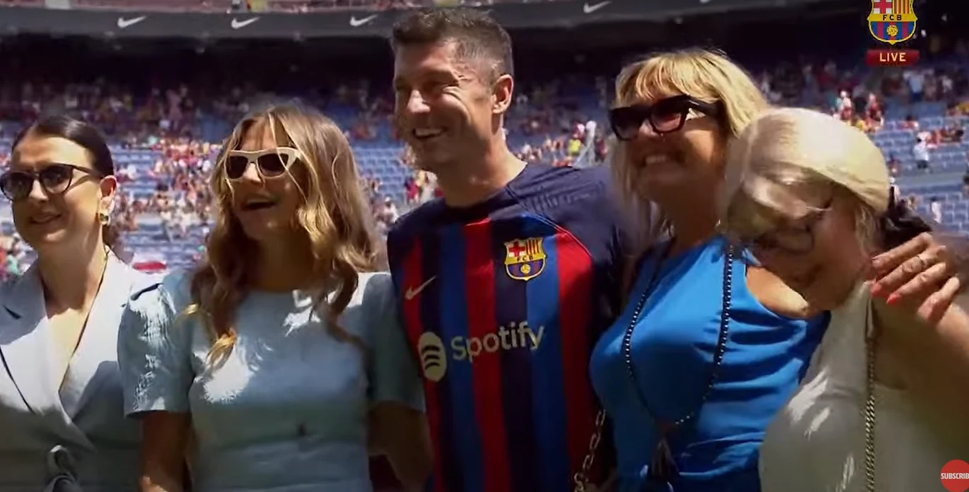 Lewandowscy od lewej: siostra Roberta, Anna, Robert, mama Roberta i mama Anny Lewandowscy od lewej: siostra Roberta, Anna, Robert, mama Roberta i mama Anny