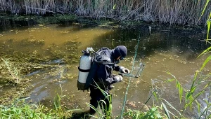 Nurkowie minerzy wydobyli z dna zbiornika granat ręczny radzieckiej produkcji
