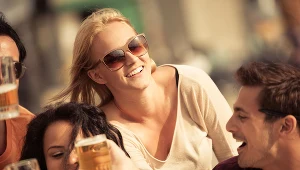 Z najnowszych danych wynika, że Polacy są w stanie wydać na alkohol ok. 40 mld złotych. To równowartość 2/3 wydatków polskiego budżetu na obronność, i zdecydowanie więcej, niż wydaje się na naukę i szkolnictwo wyższe.