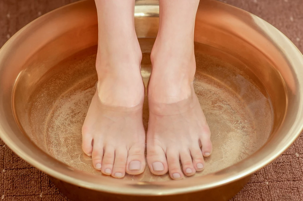 Relaksująca kąpiel stóp pomoże pozbyć się uciążliwej dolegliwości
