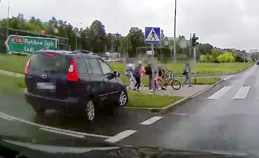 Tylko trzeźwości umysłu dzieci nie doszło do poważnego wypadku Tylko trzeźwości umysłu dzieci nie doszło do poważnego wypadku