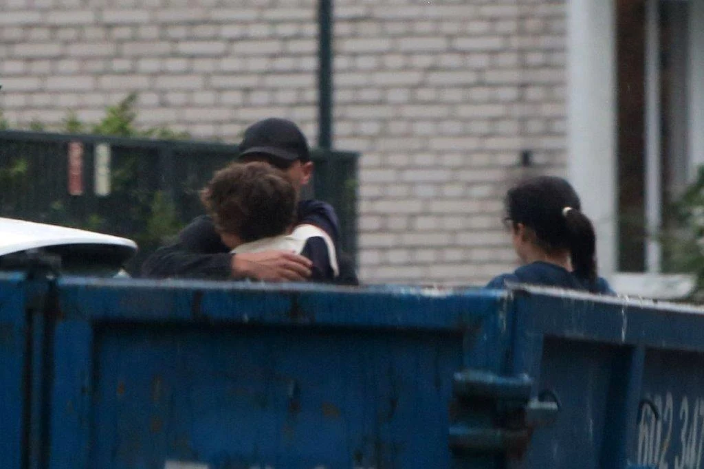 Cichopek i Hakiel spotkali się na podjeździe. Przekazywali sobie dzieci i nie brakowało emocji Cichopek i Hakiel spotkali się na podjeździe. Przekazywali sobie dzieci i nie brakowało emocji