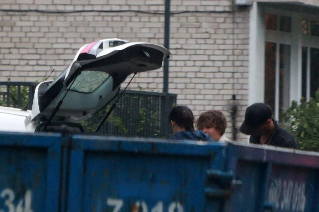 Cichopek i Hakiel spotkali się na podjeździe. Przekazywali sobie dzieci i nie brakowało emocji Cichopek i Hakiel spotkali się na podjeździe. Przekazywali sobie dzieci i nie brakowało emocji