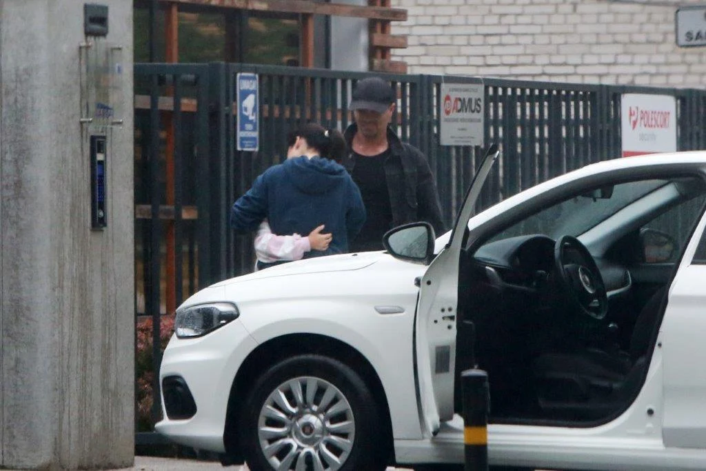 Cichopek i Hakiel spotkali się na podjeździe. Przekazywali sobie dzieci i nie brakowało emocji Cichopek i Hakiel spotkali się na podjeździe. Przekazywali sobie dzieci i nie brakowało emocji