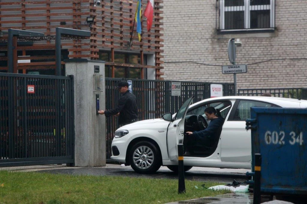 Cichopek i Hakiel spotkali się na podjeździe. Przekazywali sobie dzieci i nie brakowało emocji