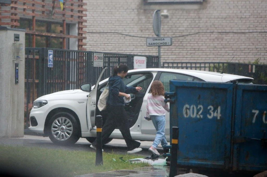 Cichopek i Hakiel spotkali się na podjeździe. Przekazywali sobie dzieci i nie brakowało emocji