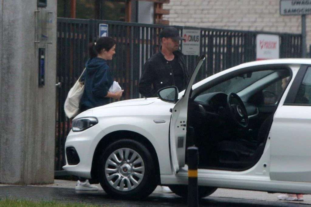 Cichopek i Hakiel spotkali się na podjeździe. Przekazywali sobie dzieci i nie brakowało emocji Cichopek i Hakiel spotkali się na podjeździe. Przekazywali sobie dzieci i nie brakowało emocji