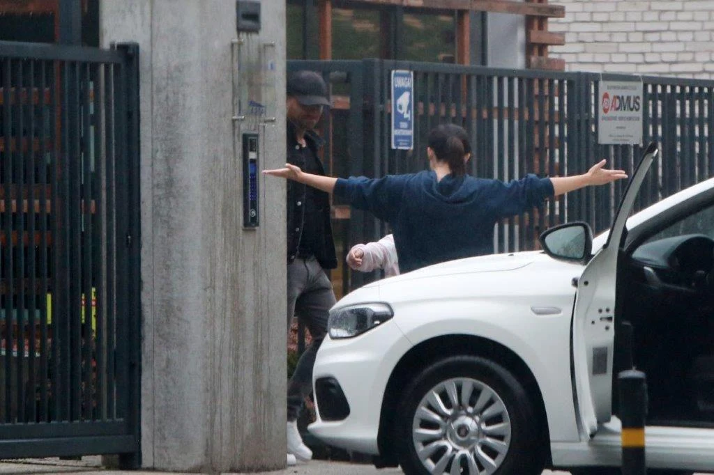 Cichopek i Hakiel spotkali się na podjeździe. Przekazywali sobie dzieci i nie brakowało emocji