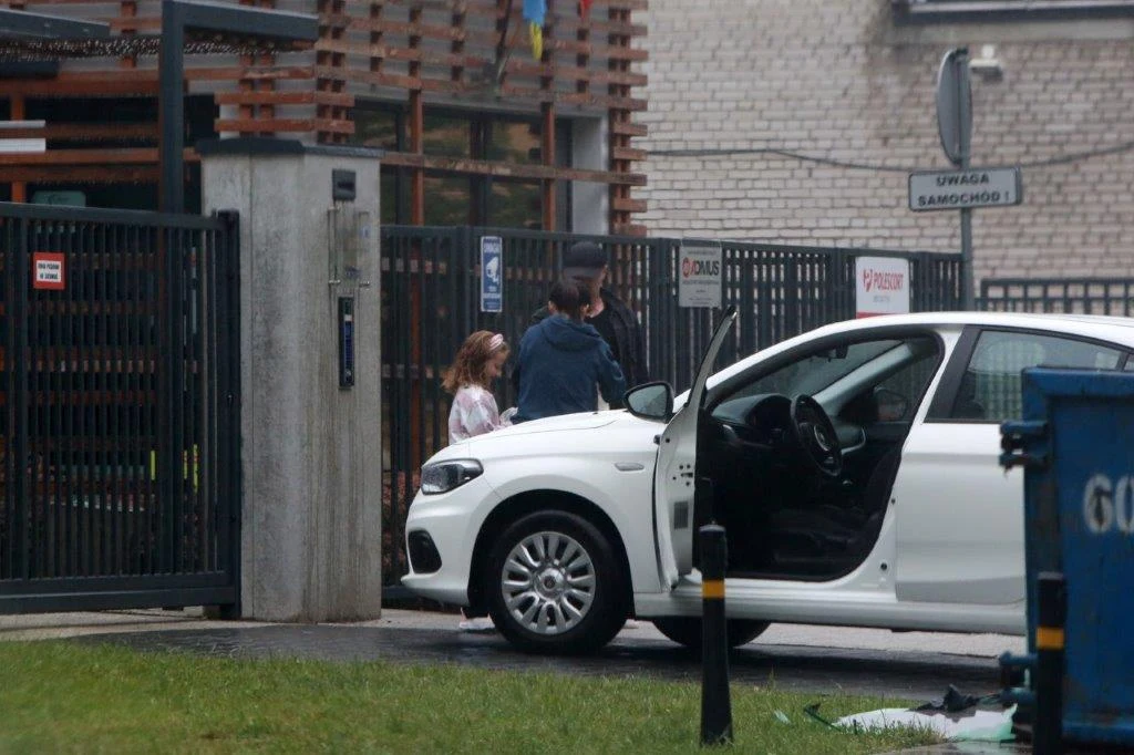 Cichopek i Hakiel spotkali się na podjeździe. Przekazywali sobie dzieci i nie brakowało emocji Cichopek i Hakiel spotkali się na podjeździe. Przekazywali sobie dzieci i nie brakowało emocji