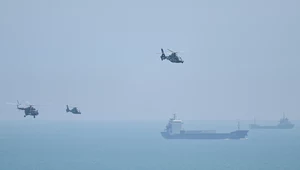 Chińskie helikoptery bojowe widziane z wybrzeży Tajwanu, 4 sierpnia 2022 roku