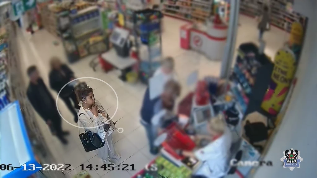 Policja szuka kobiety ze zdjęcia. Rozpoznajesz ją? Policja szuka kobiety ze zdjęcia. Rozpoznajesz ją?