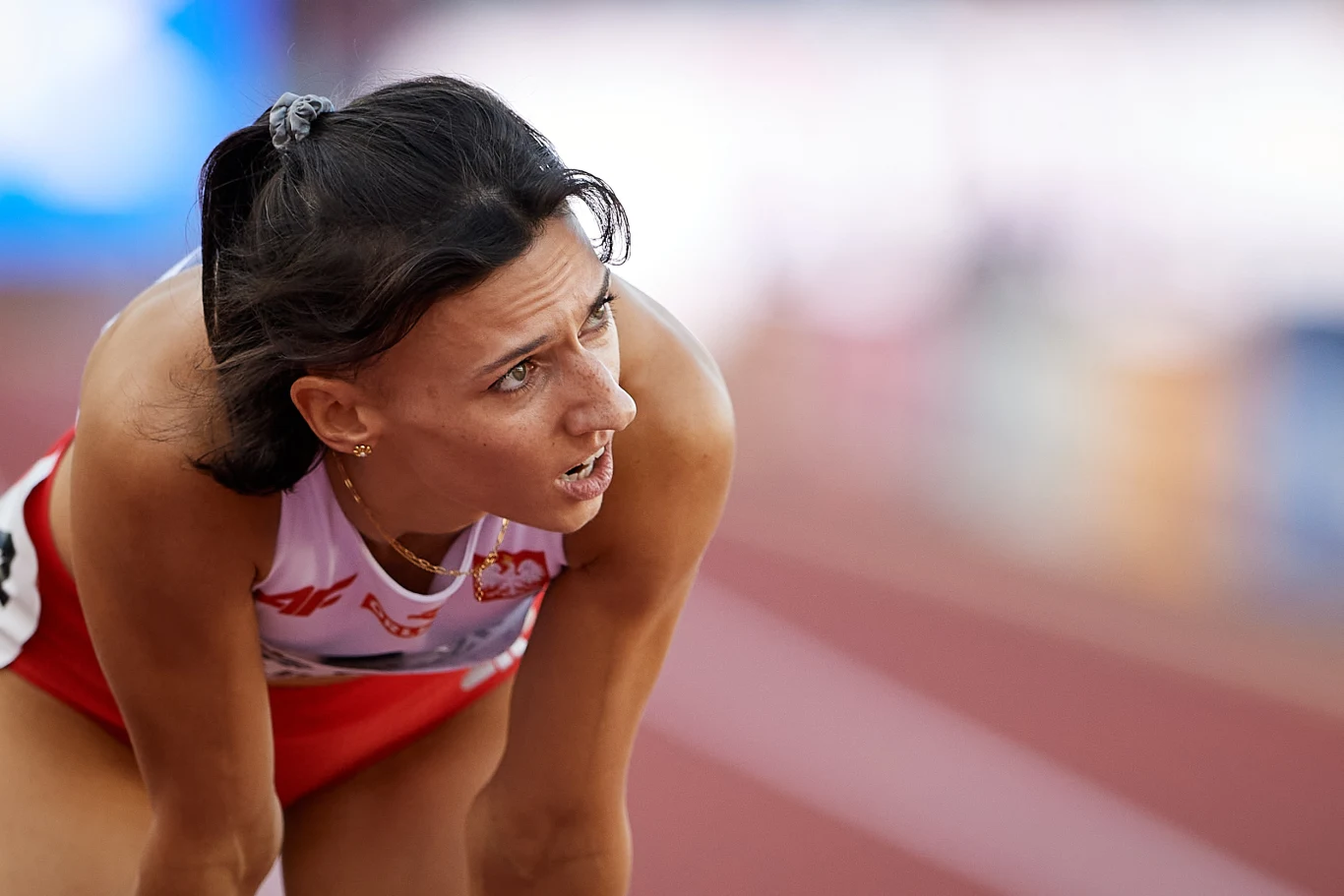 Anna Kiełbasińska. 32-latka rokrocznie pokazuje, że jest wybitną specjalistką od biegów na krótszych dystansach – a ostatnich kilkanaście miesięcy upłynęło jej przede wszystkim pod znakiem bicia osobistych rekordów. W 2022 roku wyśrubowała swoje rezultaty na 100 m (11,22 s), 400 m (50,28 s) oraz 400 m na hali (51,10 s – przez krótki czas był to rekord Polski). Do tego wszystkiego dopisała dwa srebra mistrzostw Europy w sztafetach (4 x 100, 4 x 400 m), a indywidualnie w ramach tego samego czempionatu zgarnęła brąz na 400 m. Uff! Sporo liczb – ale i sporo sukcesów naszej sportsmenki!