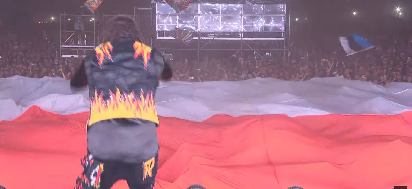 Biało-czerwona flaga na koncercie Skindred na Pol'and'Rock Festival 2022