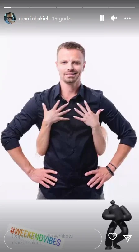 Marcin Hakiel w objęciach tajemniczej kobiety