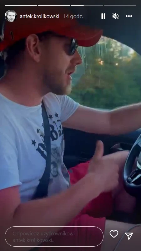 Królikowski śpiewa piosenkę w aucie Królikowski śpiewa piosenkę w aucie