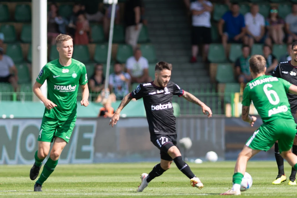 Sebastian Kowalczyk miał udział przy obu golach Pogoni w pierwszej połowie. Tego drugiego zdobył zresztą samobójczym strzałem Robert Ivanov (z lewej)