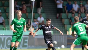 Sebastian Kowalczyk miał udział przy obu golach Pogoni w pierwszej połowie. Tego drugiego zdobył zresztą samobójczym strzałem Robert Ivanov (z lewej)