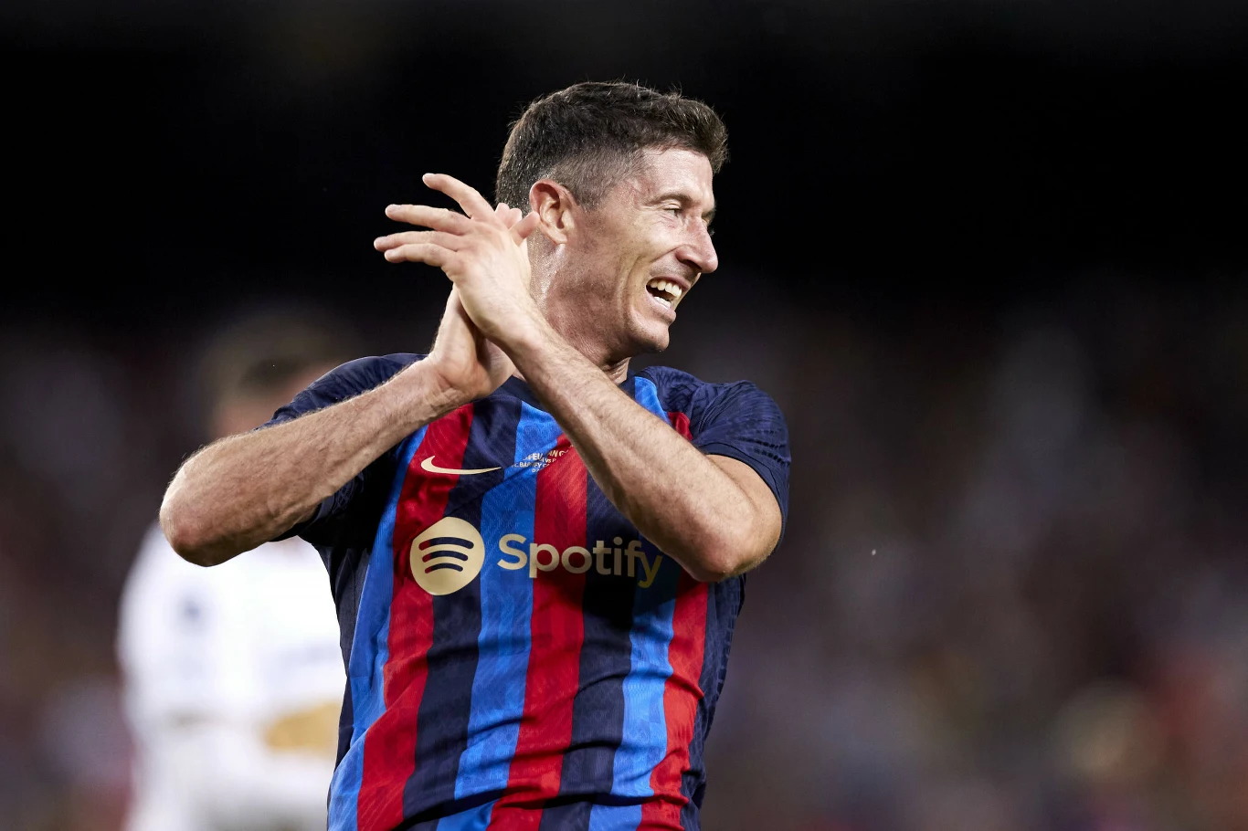 Robert Lewandowski. Miniony rok był dla Roberta Lewandowskiego przełomowy i historyczny. Latem nasz reprezentant był bohaterem głośnego transferu z Bayernu Monachium do FC Barcelona, a zimą zdobył swoje dwie pierwsze bramki w historii mistrzostw świata, pomagając naszej kadrze wyjść z grupy po 36 latach oczekiwania. Jeszcze przed zmianą barw klubowych „Lewy” cieszył się z mistrzostwa Niemiec i zapewnił sobie drugiego w karierze Złotego Buta, lecz i w Hiszpanii szybko zaskarbił sobie sympatię fanów i nie zwalnia tempa, będąc absolutną gwiazdą na Camp Nou.