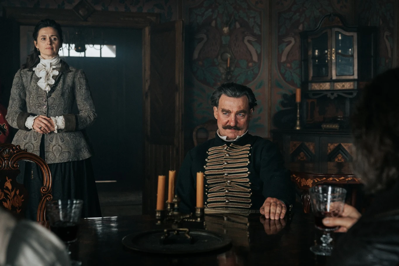  Wiosna 1794 roku, w Polsce wrze. Do kraju wraca generał Tadeusz "Kos" Kościuszko (Jacek Braciak), który planuje wzniecić powstanie przeciwko Rosjanom, mobilizując do tego polską szlachtę i chłopów. Towarzyszy mu wierny przyjaciel i były niewolnik, Domingo (Jason Mitchell). Tropem Kościuszki wraz z listem gończym podąża bezlitosny rosyjski rotmistrz, Dunin (Robert Więckiewicz), który za wszelką cenę chce schwytać generała, zanim ten wywoła narodową rebelię.

W tym samym czasie młody chłop, Ignac (Bartosz Bielenia), szlachecki bękart, marzy o nadaniu herbu i majątku przez swojego nieprawego rodzica, Duchnowskiego (Andrzej Seweryn), który tuż przed śmiercią uwzględnia go w testamencie. Gdy ojciec umiera, chłopak musi uciekać przed swoim przyrodnim bratem, Stanisławem (Piotr Pacek), który nie chce dopuścić do realizacji ojcowskiej woli. Ignac kradnie testament i ma tylko dwa dni, aby stawić się z nim przed sądem i udowodnić swój tytuł szlachecki.