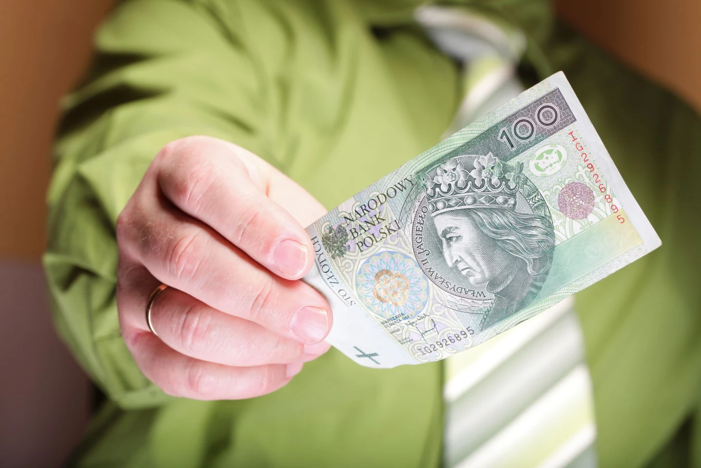 Polacy podejmują dodatkową pracę, aby ograniczyć wpływ rosnących kosztów życia na jego jakość. Zdj. ilustracyjne Polacy podejmują dodatkową pracę, aby ograniczyć wpływ rosnących kosztów życia na jego jakość. Zdj. ilustracyjne