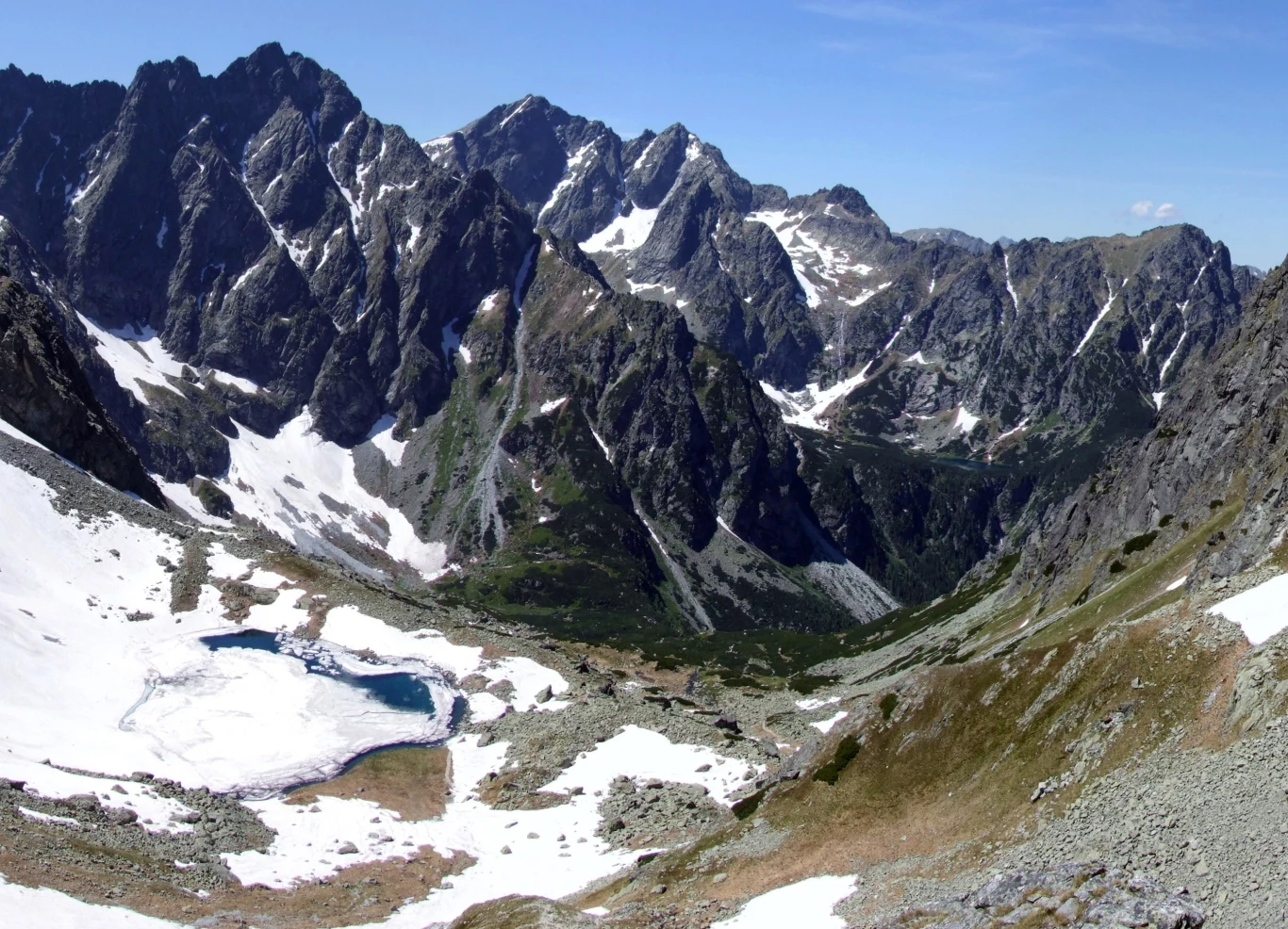 Ze względu na jedyne w swoim rodzaju położenie Litworowy i Mułowy Kocioł w Tatrach są miejscami, gdzie obserwuje się najniższe temperatury w Polsce Ze względu na jedyne w swoim rodzaju położenie Litworowy i Mułowy Kocioł w Tatrach są miejscami, gdzie obserwuje się najniższe temperatury w Polsce